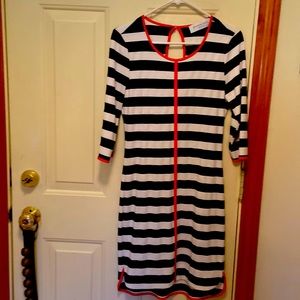 Beautifully cut and well styled dress easy for work as well as evening.